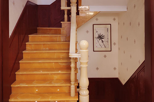 中原镇中式别墅室内汉白玉石楼梯的定制安装装饰效果